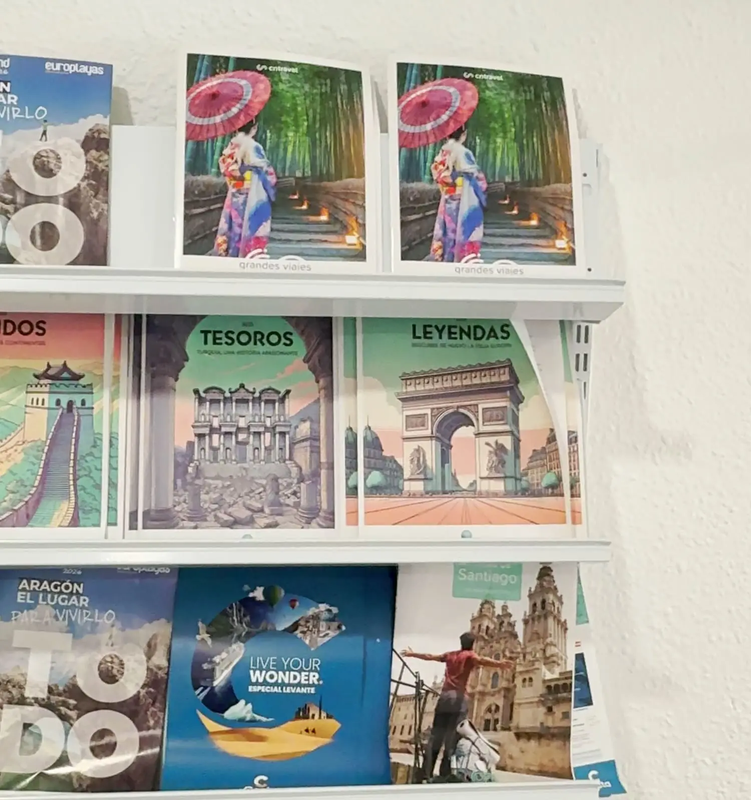 Estantes de la agencia con folletos de destinos de todo el mundo